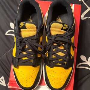 Nike Men's Yellow and Black Dunks